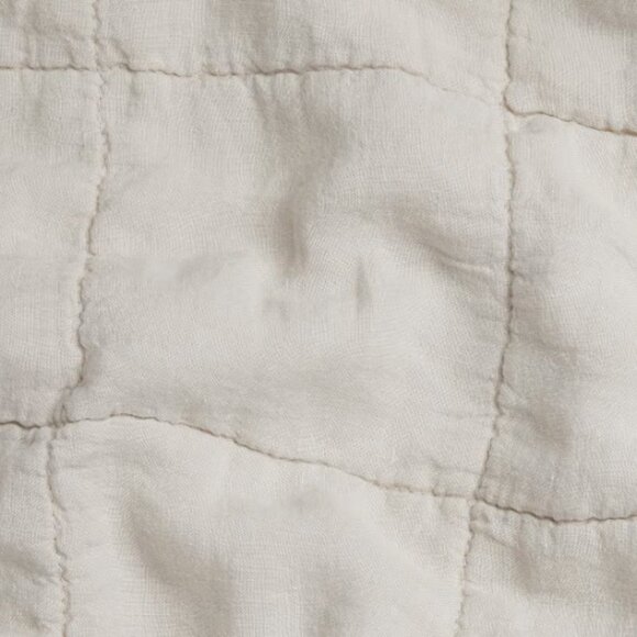 NWT - Parachute Toddler Linen Box Quilt - Color: Bone - Picture 4 of 5